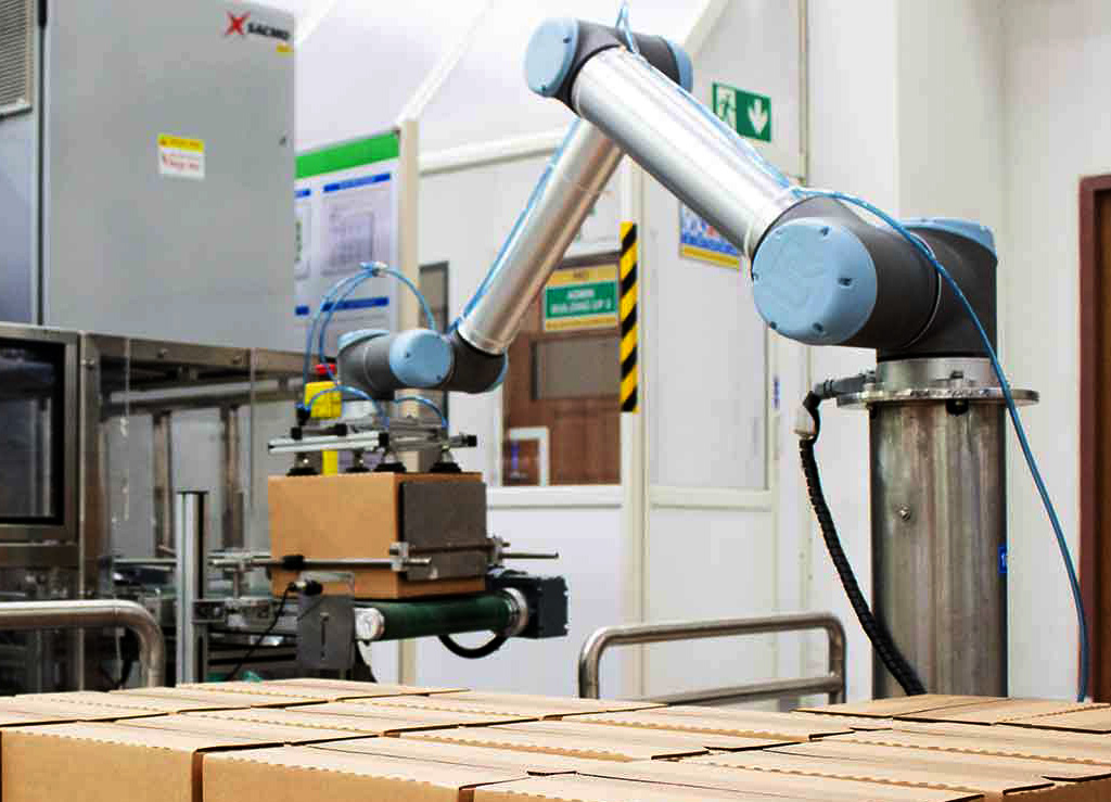 From moving heavy parts weighing up to 10 kg to precisely packing a box with small parts or goods, cobots are the answer to your part handling challenges.
